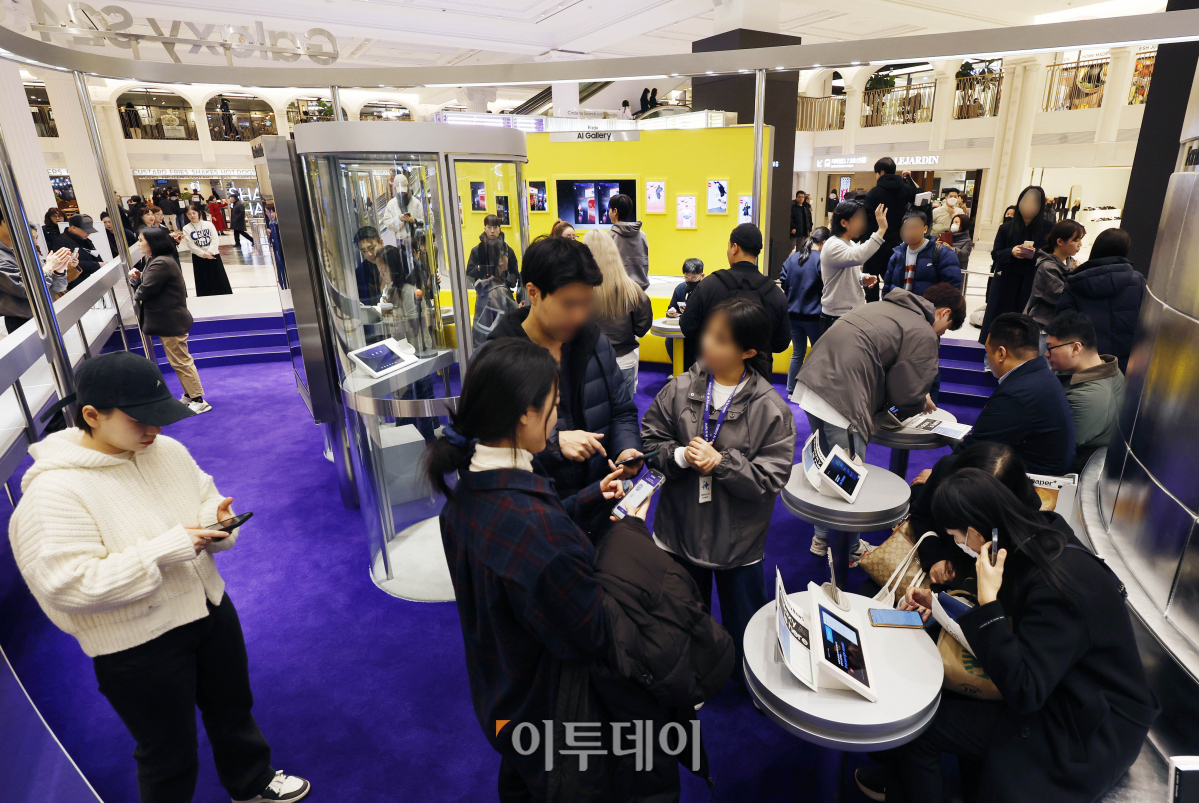 ▲삼성전자의 갤럭시 S24 시리즈가 출시된 18일 서울 서초구 신세계 센트럴시티에 마련된 갤럭시 AI 체험공간 '갤럭시 익스피리언스 스페이스'에서 방문객들이 삼성전자의 신제품 갤럭시 S24 시리즈를 체험하고 있다. 삼성전자는 이날부터 한국, 미국, 영국, 프랑스 등 전세계 8개 도시에 갤럭시 익스피리언스 스페이스 운영을 시작한다. 체험공간에서는 갤럭시 신제품 체험과 갤럭시 AI를 활용한 13개국어 실시간 통·번역, 사진·영상 편집 등 체험할 수 있다. 조현호 기자 hyunho@