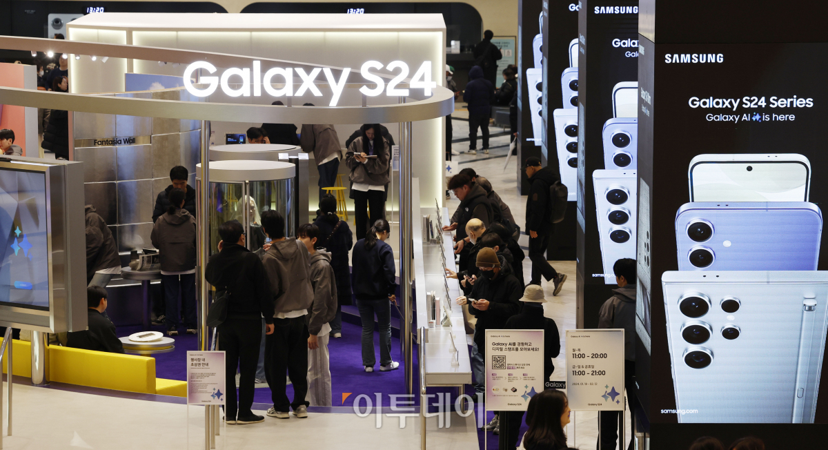 ▲삼성전자의 갤럭시 S24 시리즈가 출시된 18일 서울 서초구 신세계 센트럴시티에 마련된 갤럭시 AI 체험공간 '갤럭시 익스피리언스 스페이스'에서 방문객들이 삼성전자의 신제품 갤럭시 S24 시리즈를 체험하고 있다. 삼성전자는 이날부터 한국, 미국, 영국, 프랑스 등 전세계 8개 도시에 갤럭시 익스피리언스 스페이스 운영을 시작한다. 체험공간에서는 갤럭시 신제품 체험과 갤럭시 AI를 활용한 13개국어 실시간 통·번역, 사진·영상 편집 등 체험할 수 있다. 조현호 기자 hyunho@