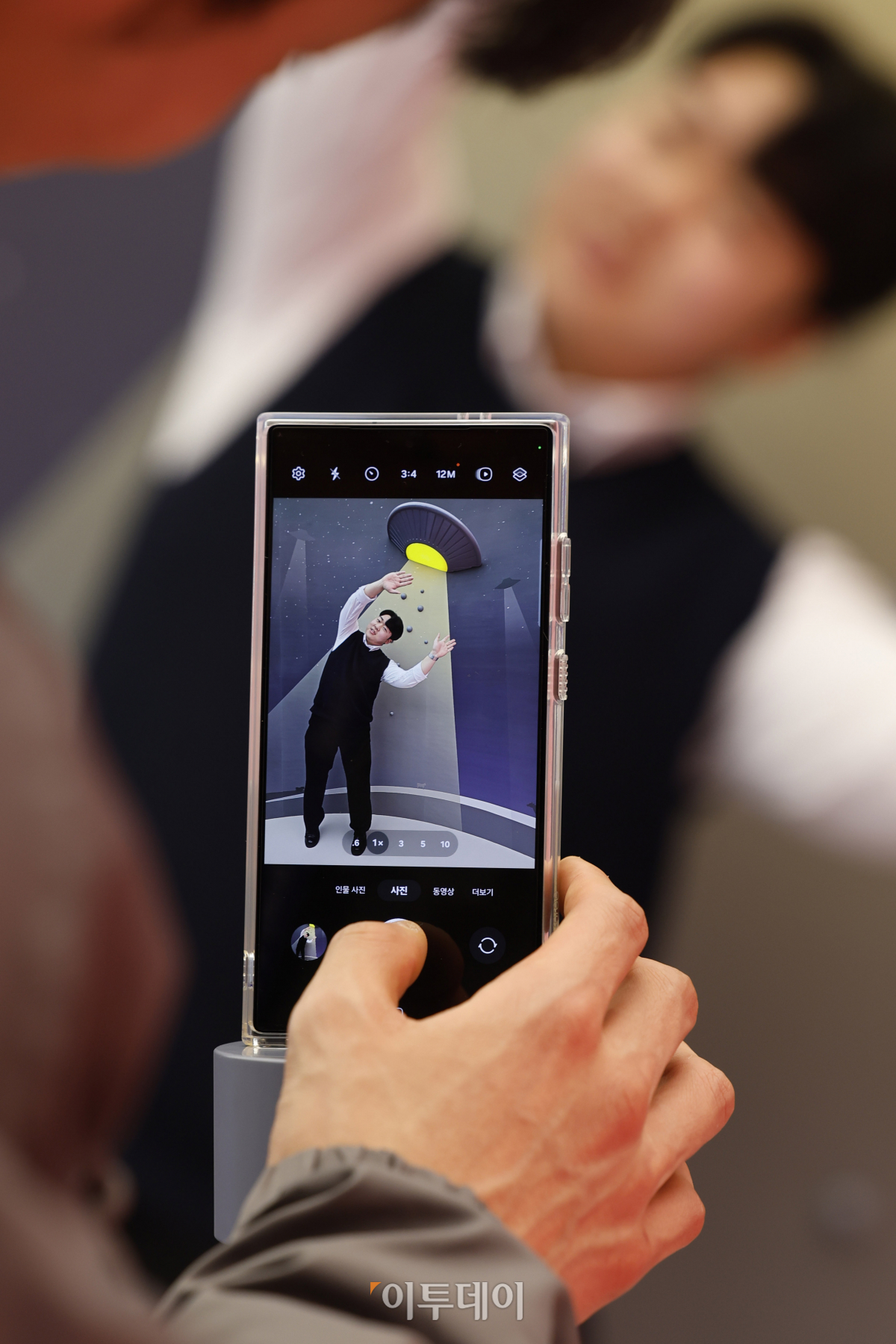 ▲삼성전자의 갤럭시 S24 시리즈가 출시된 18일 서울 영등포구 타임스퀘어에 마련된 갤럭시 AI 체험공간 '갤럭시 익스피리언스 스페이스'에서 방문객들이 삼성전자의 신제품 갤럭시 S24 시리즈를 체험하고 있다. 삼성전자는 이날부터 한국, 미국, 영국, 프랑스 등 전세계 8개 도시에 갤럭시 익스피리언스 스페이스 운영을 시작한다. 체험공간에서는 갤럭시 신제품 체험과 갤럭시 AI를 활용한 13개국어 실시간 통·번역, 사진·영상 편집 등 체험할 수 있다. 조현호 기자 hyunho@ 