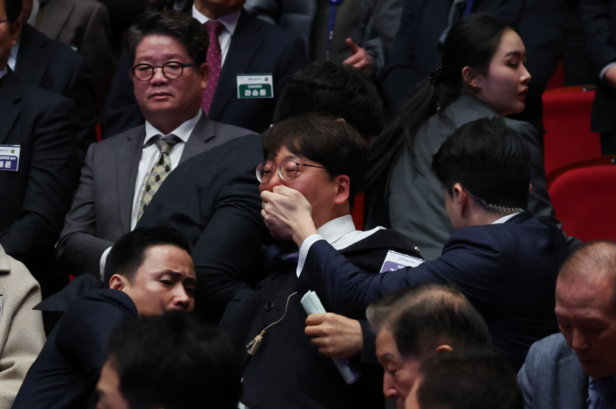 ▲강성희 진보당 의원이 18일 전주시 덕진구 한국소리문화의전당 모악당에서 열린 전북특별자치도 출범식에서 윤석열 대통령이 입장하며 참석자들과 악수하는 동안 경호원들에게 제지당해 끌려나가고 있다. (연합뉴스)