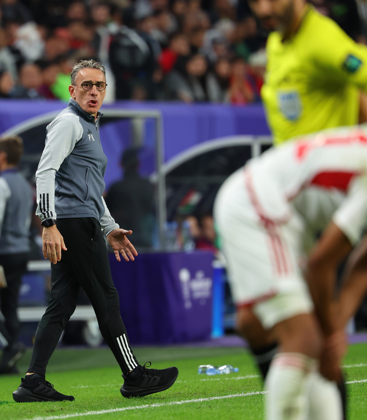 ▲18일(현지시간) 카타르 알와크라 알자누브 스타디움 열린 2023 아시아축구연맹(AFC) 아시안컵 조별리그 C조 팔레스타인 대 아랍에미리트 경기. 아랍에미리트 파울루 벤투 감독이 심판 판정에 강하게 항의하다 경고 누적으로 퇴장당하고 있다.(연합뉴스)
