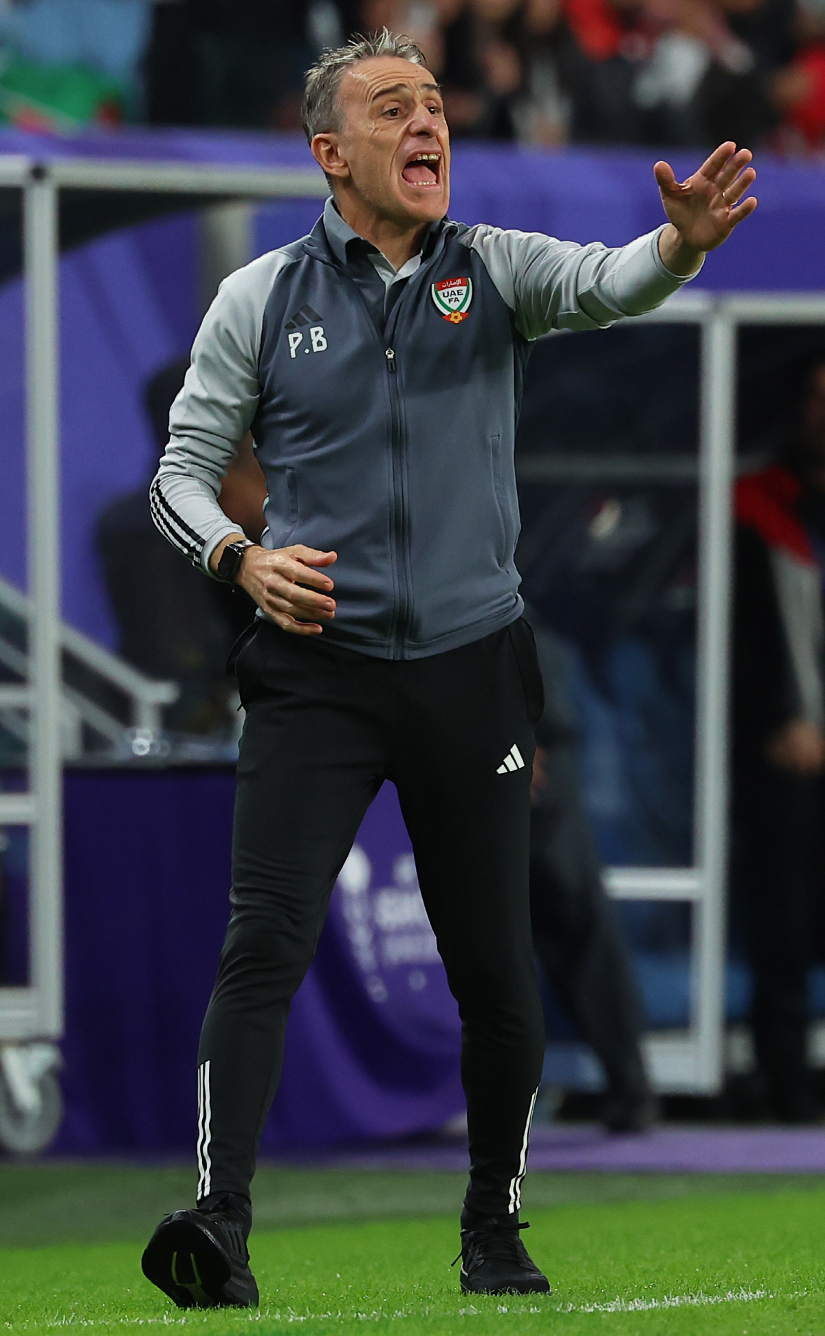 ▲18일(현지시간) 카타르 알와크라 알자누브 스타디움 열린 2023 아시아축구연맹(AFC) 아시안컵 조별리그 C조 팔레스타인 대 아랍에미리트 경기. 아랍에미리트 파울루 벤투 감독이 선수들에게 작전을 지시하고 있다.(연합뉴스)
