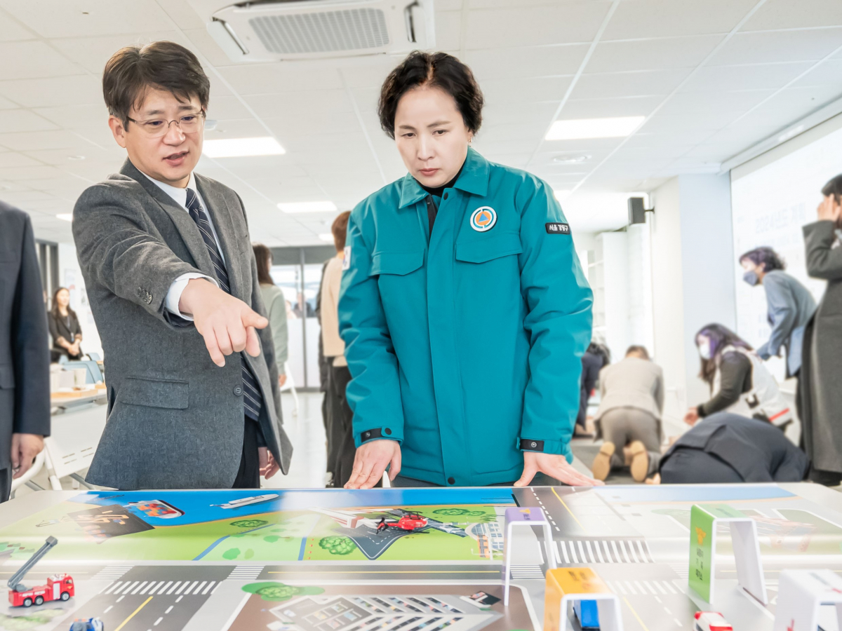 ▲응급의료교육센터 개소식에 참석한 박성혁 강동경희대병원 응급의료센터장과 이수희 강동구청장. (자료제공=강동구)