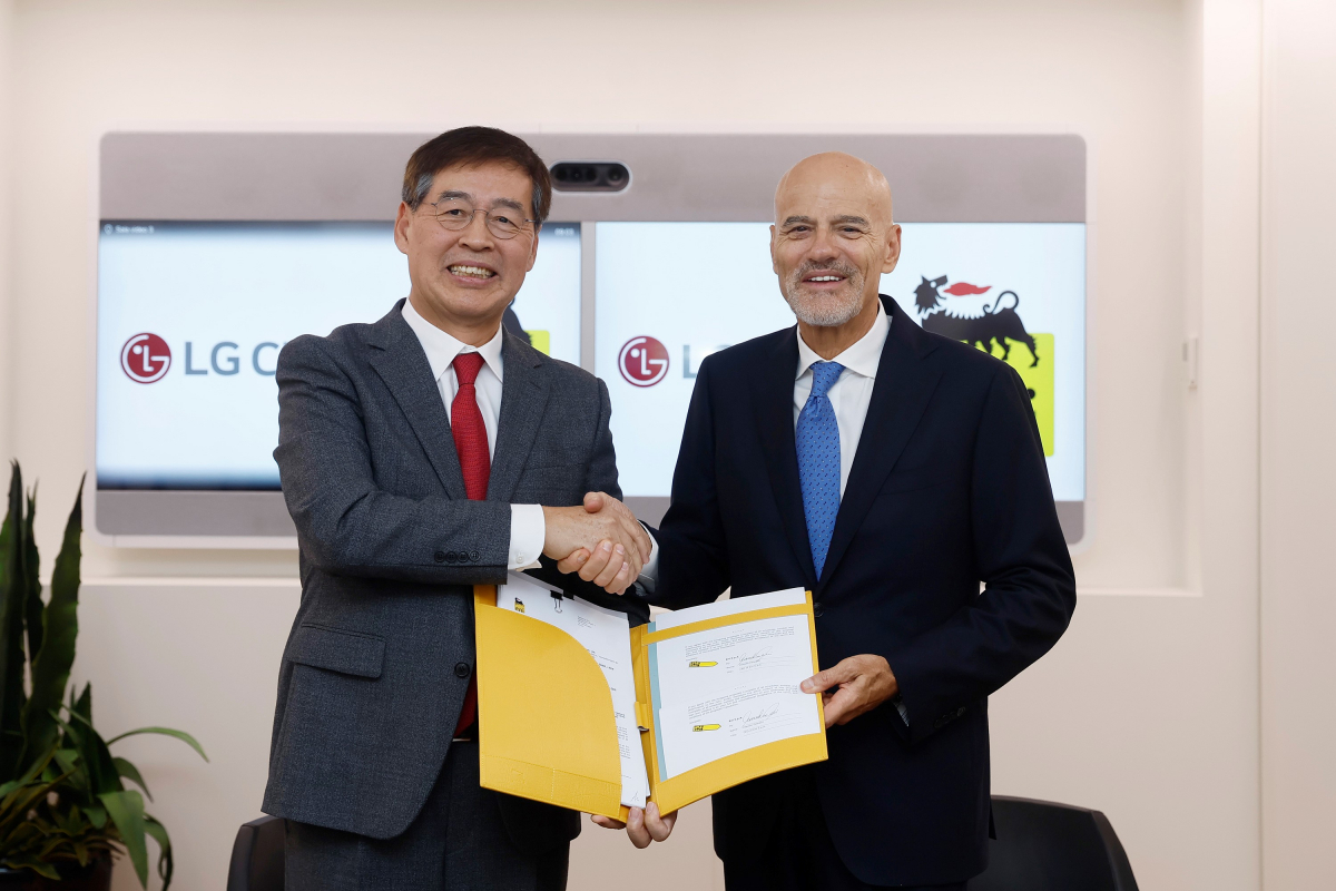 ▲신학철 LG화학 부회장(왼쪽)과 클라우디오 데스칼지 이엔아이(ENI) 최고경영자(CEO)가 차세대 바이오 오일(HVO) 합작법인 설립을 위한 본계약을 체결하고 기념 촬영을 하고 있다. (사진제공=LG화학)