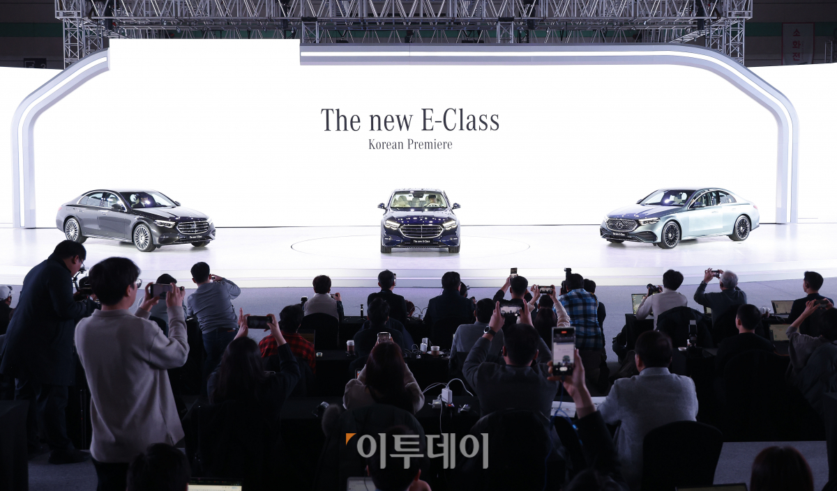 ▲19일 서울 강남구 코엑스에서 열린 메르세데스-벤츠 코리아 더 뉴 E-클래스 코리안 프리미어에서 풀체인지 된 벤츠 더 뉴 E-클래스 차량이 공개되고 있다. 조현호 기자 hyunho@