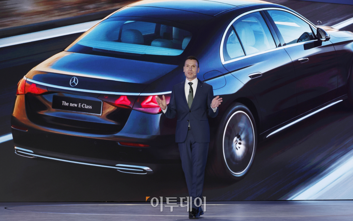 ▲마티아스 바이틀(Mathias Vaitl) 메르세데스-벤츠 대표이사 사장이 19일 서울 강남구 코엑스에서 열린 메르세데스-벤츠 코리아 더 뉴 E-클래스 코리안 프리미어에서 벤츠 더 뉴 E-클래스 신형 모델을 소개하고 있다. 조현호 기자 hyunho@