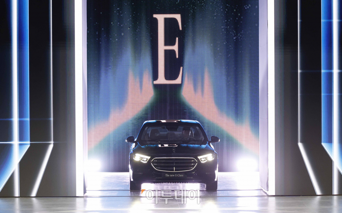 ▲19일 서울 강남구 코엑스에서 열린 메르세데스-벤츠 코리아 더 뉴 E-클래스 코리안 프리미어에서 풀체인지 된 벤츠 더 뉴 E-클래스 차량이 공개되고 있다. 조현호 기자 hyunho@
