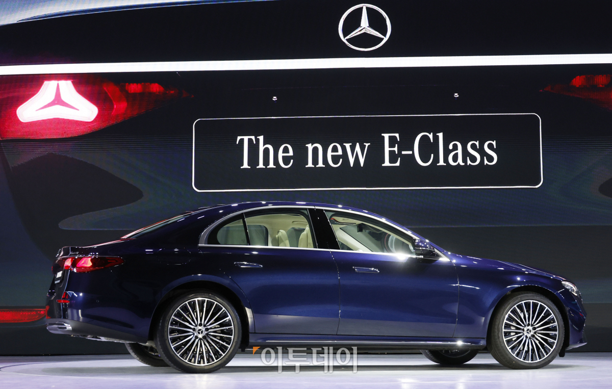 ▲19일 서울 강남구 코엑스에서 열린 메르세데스-벤츠 코리아 더 뉴 E-클래스 코리안 프리미어에서 풀체인지 된 벤츠 더 뉴 E-클래스 차량이 공개되고 있다. 조현호 기자 hyunho@