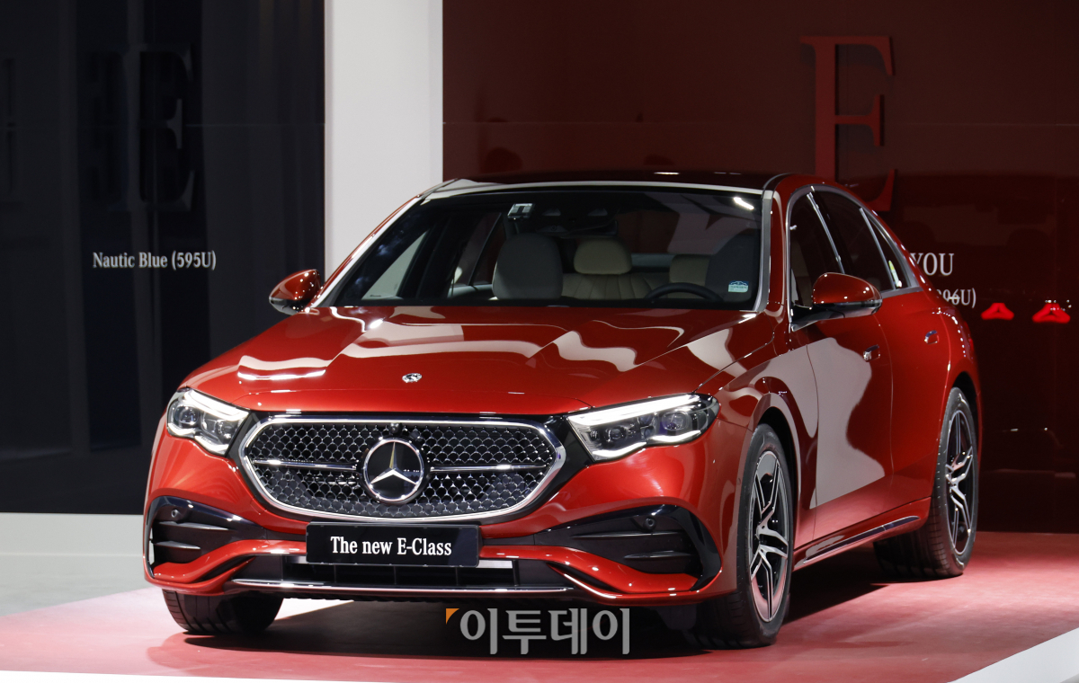 ▲19일 서울 강남구 코엑스에서 열린 메르세데스-벤츠 코리아 더 뉴 E-클래스 코리안 프리미어에서 풀체인지 된 벤츠 더 뉴 E-클래스 차량이 전시되어 있다. 조현호 기자 hyunho@