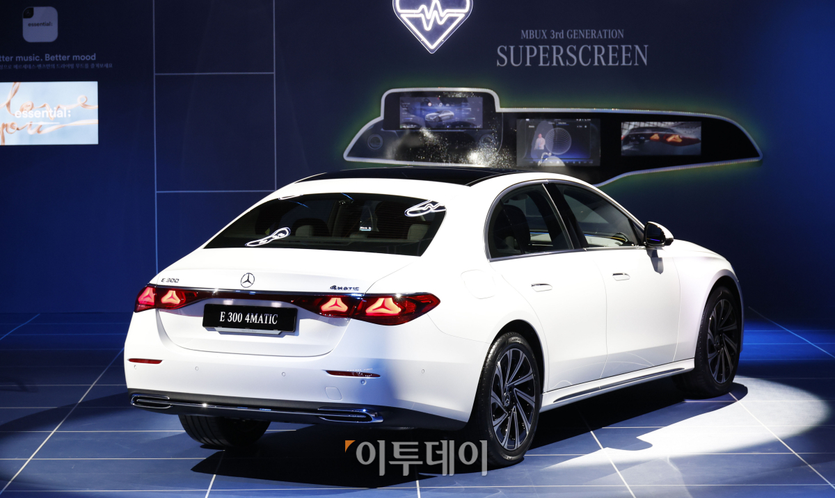 ▲19일 서울 강남구 코엑스에서 열린 메르세데스-벤츠 코리아 더 뉴 E-클래스 코리안 프리미어에서 풀체인지 된 벤츠 더 뉴 E-클래스 차량이 전시되어 있다. 조현호 기자 hyunho@