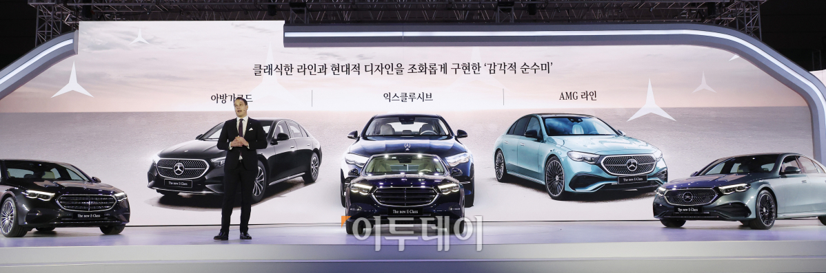 ▲킬리안 탈렌(Kilian Thelen) 메르세데스-벤츠 제품·마케팅·디지털 비지니스부문 총괄 부사장이 19일 서울 강남구 코엑스에서 열린 메르세데스-벤츠 코리아 더 뉴 E-클래스 코리안 프리미어에서 벤츠 더 뉴 E-클래스 신형 모델을 소개하고 있다. 조현호 기자 hyunho@