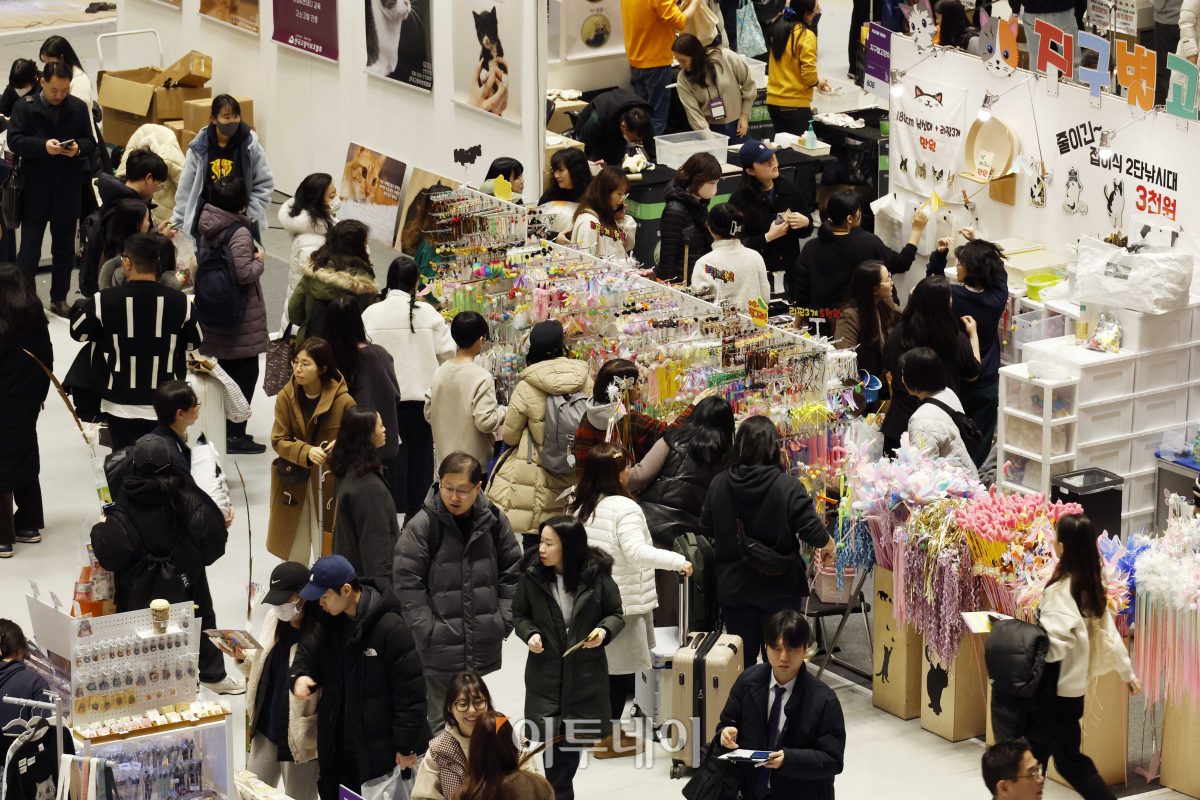 ▲19일 서울 강남구 코엑스에서 열린 2024 가낳지모캣페어에서 관람객들이 고양이 용품을 살펴보고 있다. 조현호 기자 hyunho@