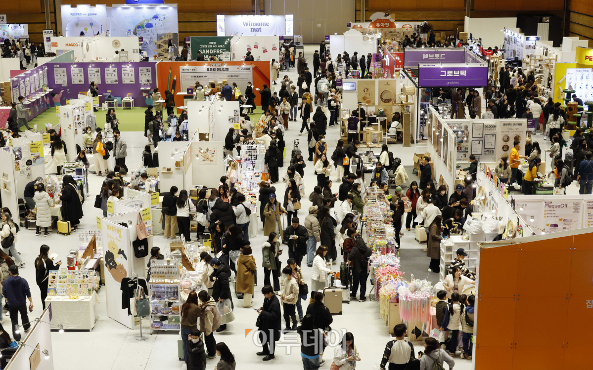 ▲19일 서울 강남구 코엑스에서 열린 2024 가낳지모캣페어에서 관람객들이 고양이 용품을 살펴보고 있다. 조현호 기자 hyunho@