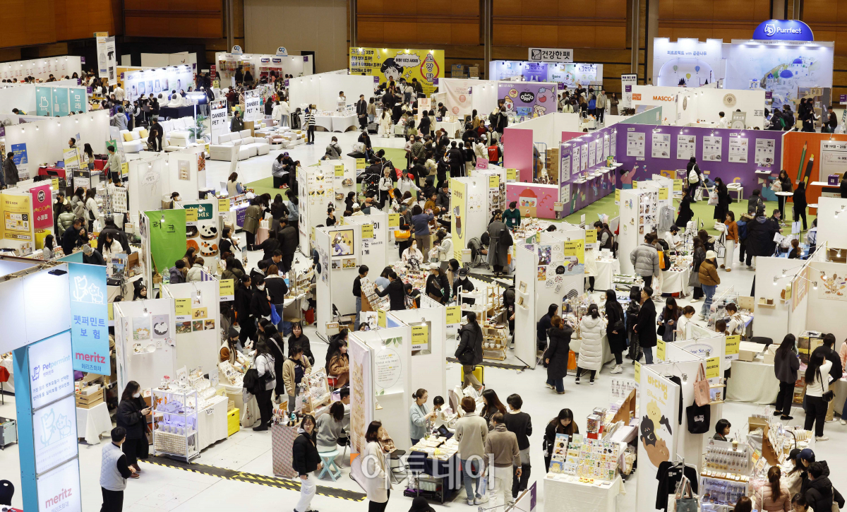 ▲19일 서울 강남구 코엑스에서 열린 2024 가낳지모캣페어에서 관람객들이 고양이 용품을 살펴보고 있다. 조현호 기자 hyunho@