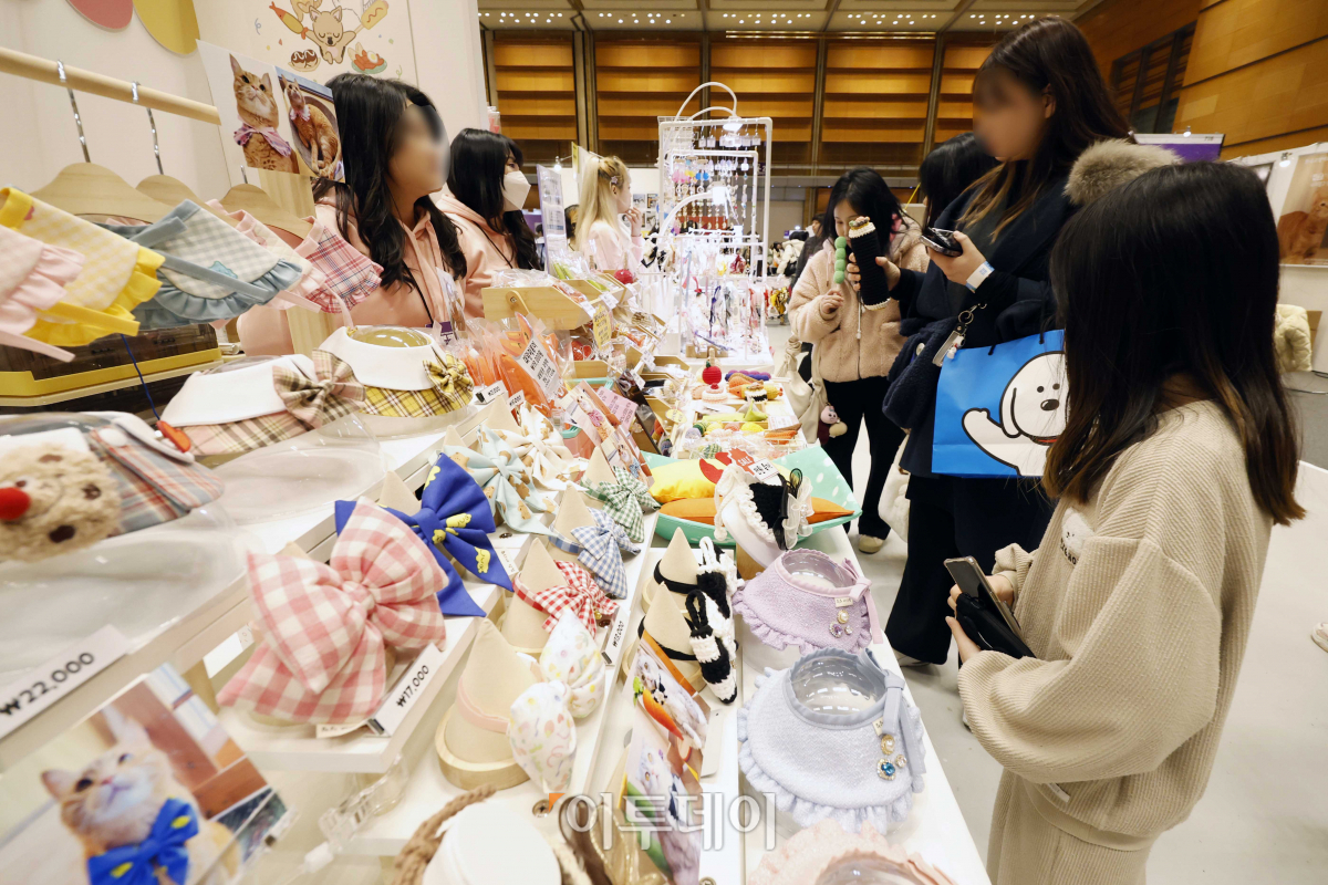 ▲19일 서울 강남구 코엑스에서 열린 2024 가낳지모캣페어에서 관람객들이 고양이 용품을 살펴보고 있다. 조현호 기자 hyunho@
