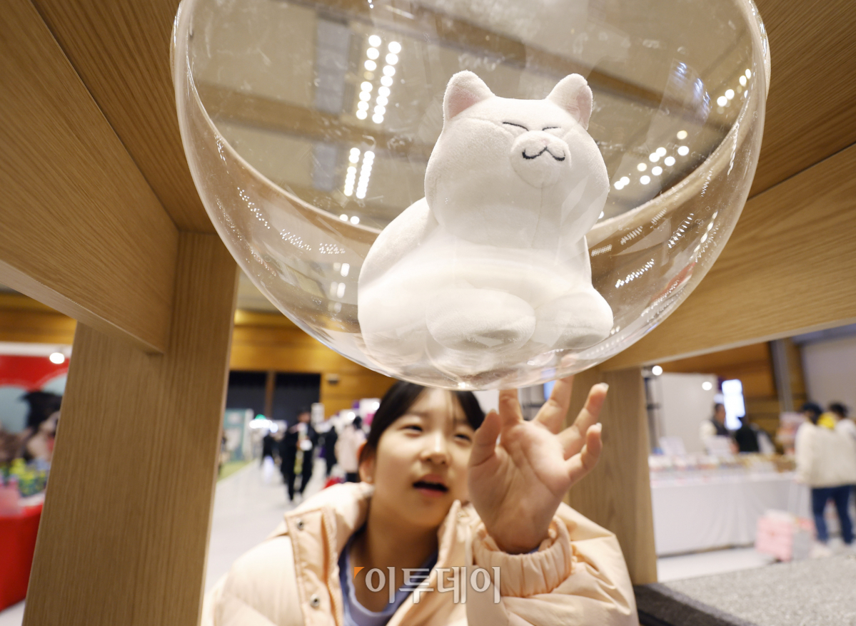 ▲19일 서울 강남구 코엑스에서 열린 2024 가낳지모캣페어에서 관람객들이 고양이 용품을 살펴보고 있다. 조현호 기자 hyunho@