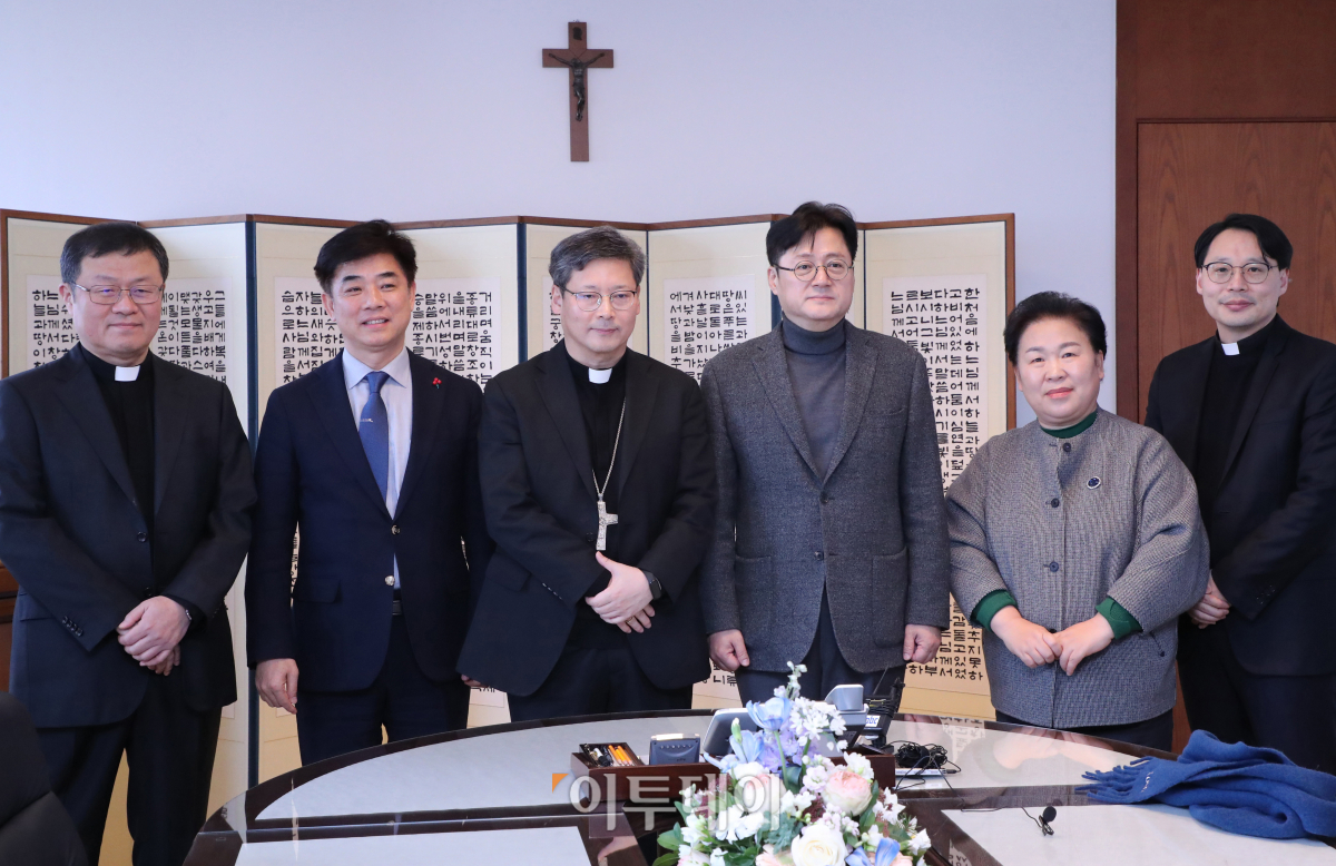 ▲홍익표(오른쪽 세번째) 더불어민주당 원내대표가 19일 오후 서울 중구 천주교 서울대교구 주교좌 명동대성당에서 천주교 서울대교구장인 정순택(오른쪽 네번째) 대주교를 예방해 기념촬영을 하고 있다. 국회사진취재단