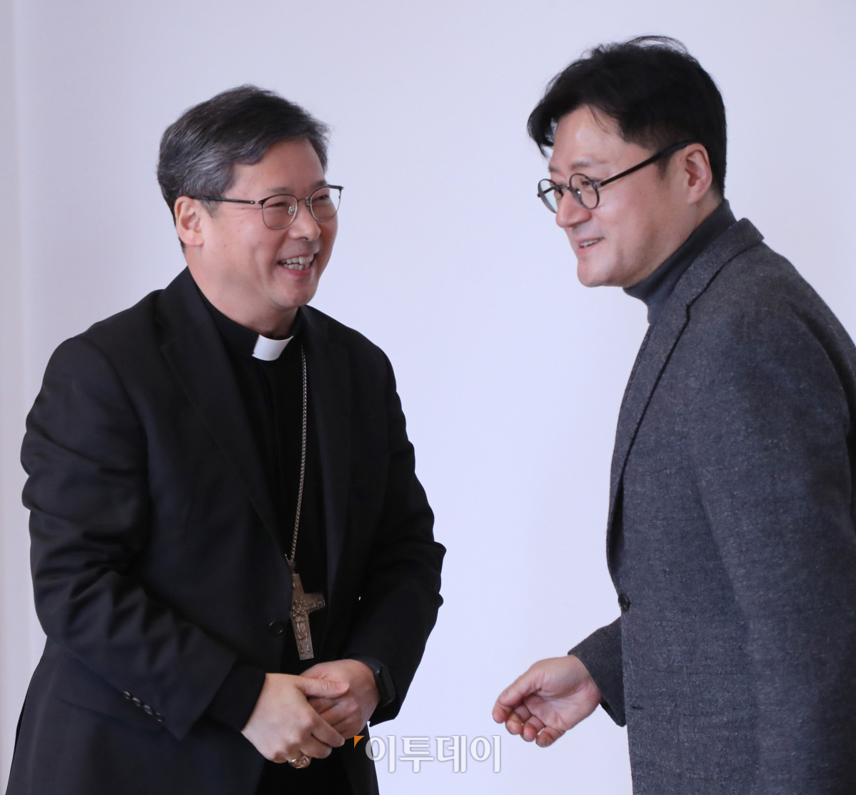 ▲홍익표 더불어민주당 원내대표가 19일 오후 서울 중구 천주교 서울대교구 주교좌 명동대성당에서 천주교 서울대교구장인 정순택 대주교를 예방하고 있다. 국회사진취재단