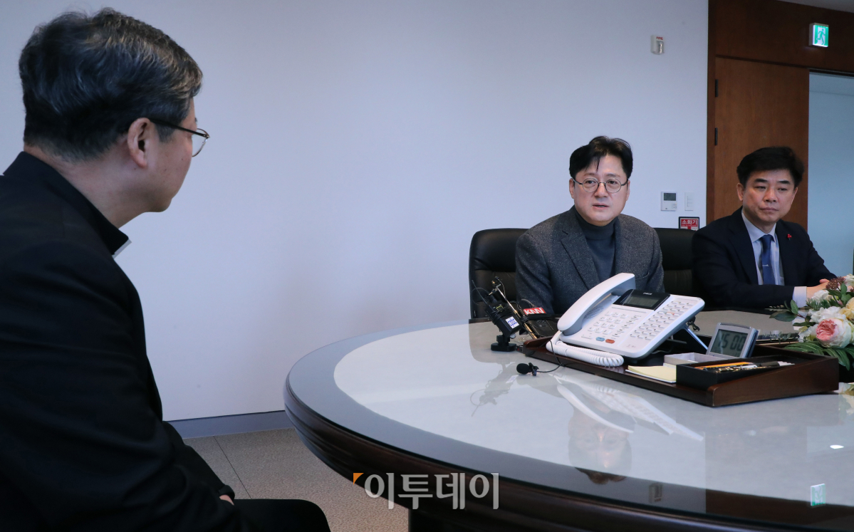 ▲홍익표 더불어민주당 원내대표가 19일 오후 서울 중구 천주교 서울대교구 주교좌 명동대성당에서 천주교 서울대교구장인 정순택 대주교를 예방하고 있다. 국회사진취재단