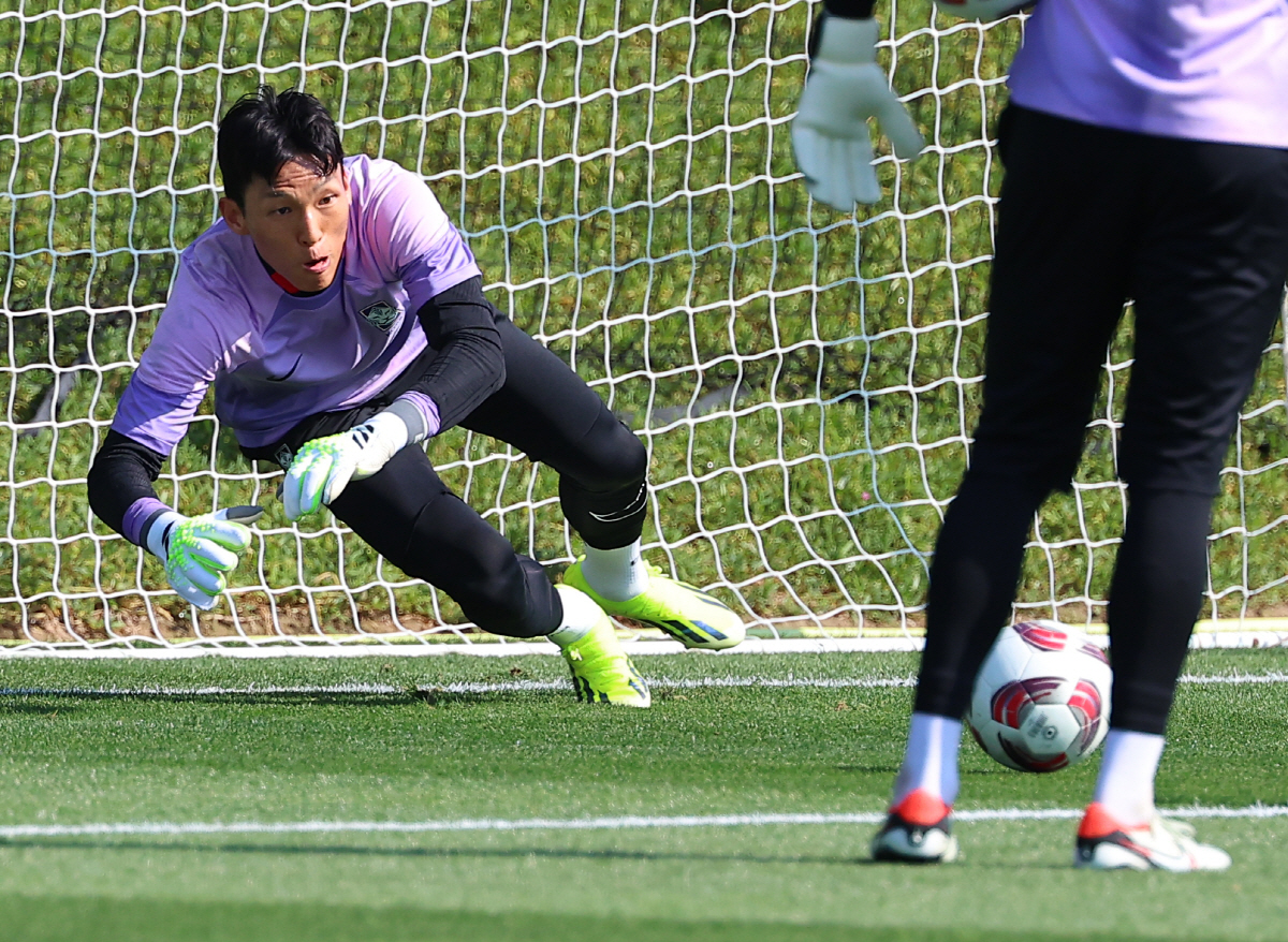 ▲2023 아시안컵 바레인과의 예선전을 하루 앞둔 14일(현지시간) 카타르 도하 알에글라 훈련장에서 대표팀 골키퍼 김승규가 훈련을 하고 있다.(연합뉴스)
