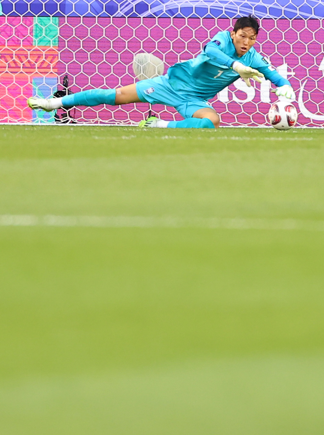 ▲15일(현지시간) 카타르 도하 자심 빈 하마드 스타디움에서 열린 2023 아시아축구연맹(AFC) 아시안컵 조별리그 E조 한국과 바레인의 경기. 대표팀 김승규가 바레인의 슛을 막아내고 있다.(연합뉴스)
