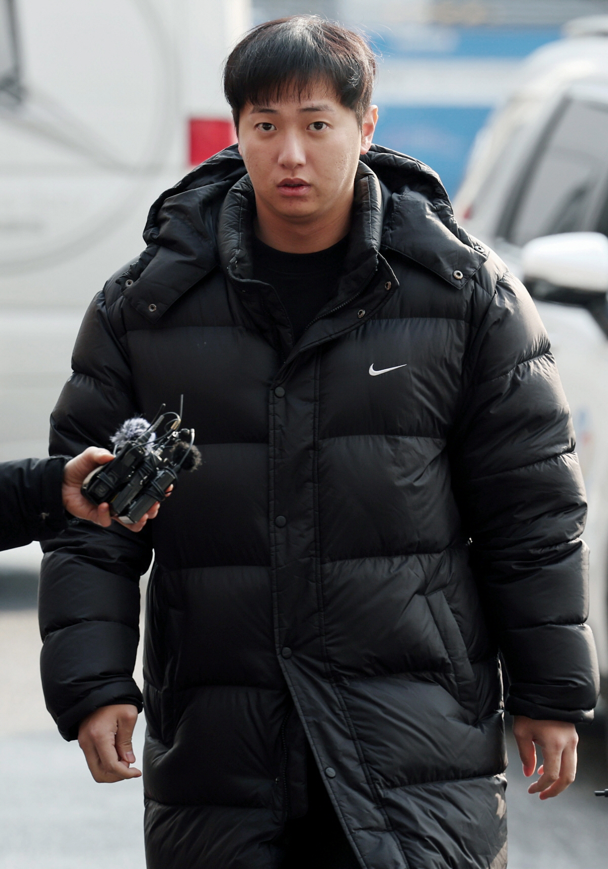 ▲‘김하성 공갈 혐의’를 받고 있는 전 야구선수 임혜동 씨가 20일 서울 강남경찰서에 피고소인 신분으로 조사를 받기 위해 출석하고 있다. 한편 임 씨는 미국 메이저리그 야구선수 김하성에게 폭행 피해를 입었다고 주장했다. (뉴시스)
