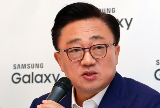 ▲<YONHAP PHOTO-5448> 국민의힘, '갤럭시 신화' 고동진 삼성전자 고문 영입 추진    (서울=연합뉴스) 국민의힘은 11일 고동진(63) 삼성전자 고문 영입을 추진하고 있다고 밝혔다.    박정하 수석대변인은 이날 언론 공지를 통해 "한동훈 비상대책위원장이 고동진 사장 영입을 직접 부탁했다"며 "아직 결정된 것은 아니다"라고 전했다.    삼성전자 모바일 부문(옛 IM부문) 대표이사를 지낸 고 고문은 삼성의 '갤럭시 성공 신화' 주역으로 평가받는다.     사진은 지난 2018년 스페인 바르셀로나에서 열린 모바일 월드 콩그레스(MWC)의 기자간담회에서 발언하는 고동진 당시 삼성전자 무선사업부문장(사장). 2024.1.11 [연합뉴스 자료사진]    photo@yna.co.kr/2024-01-11 21:26:10/<저작권자 ⓒ 1980-2024 ㈜연합뉴스. 무단 전재 재배포 금지, AI 학습 및 활용 금지>