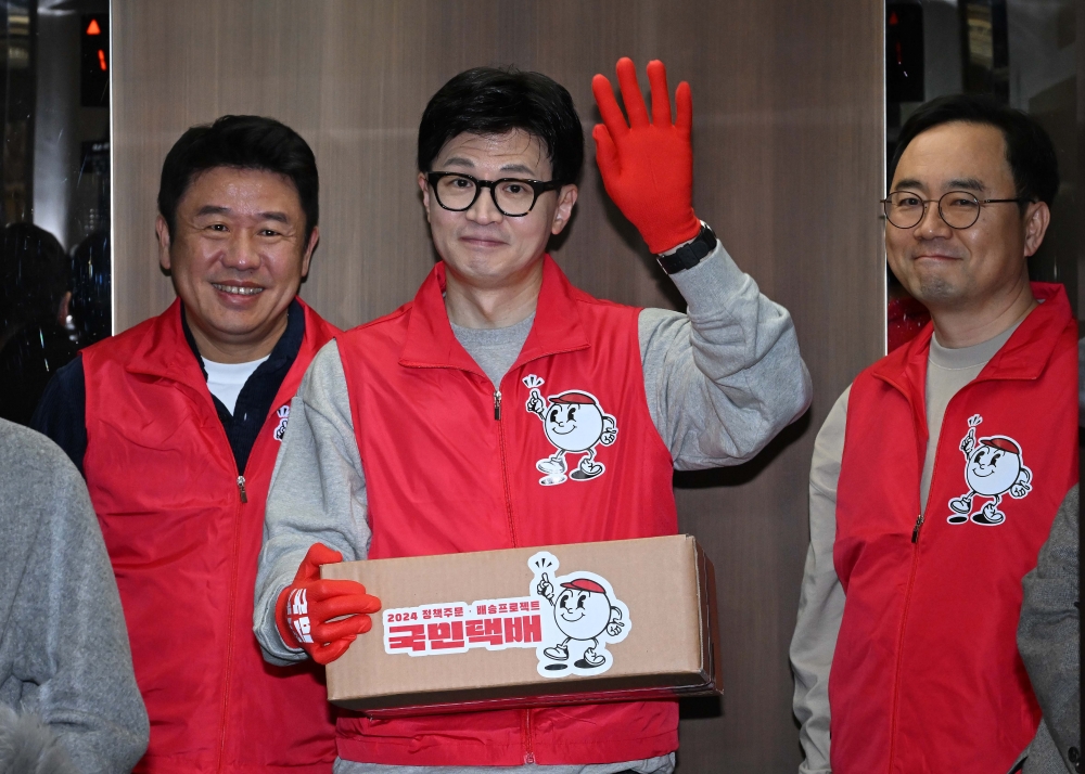 ▲18일 오후 저출생 관련 공약인 '일·가족 모두행복'이 담긴 국민택배를 든 한동훈 국민의힘 비상대책위원장이 서울 강남구 휴레이포지티브로 가기 위해 엘리베이터를 타고 있다.  이번에 발표한 '일·가족 모두행복'은 총선 1호 공약으로 부총리급 인구부 신설과 아빠휴가 1개월(유급) 의무화, 육아기 유연근무 도입, 채움인재 인센티브 지급, 가족친화 우수 중소기업 법인세 감면 등이 담겼다. (이투데이DB)