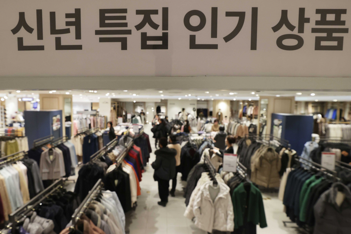 ▲서울 시내 한 백화점에서 시민들이 쇼핑을 하고 있다. (사진제공=연합뉴스)