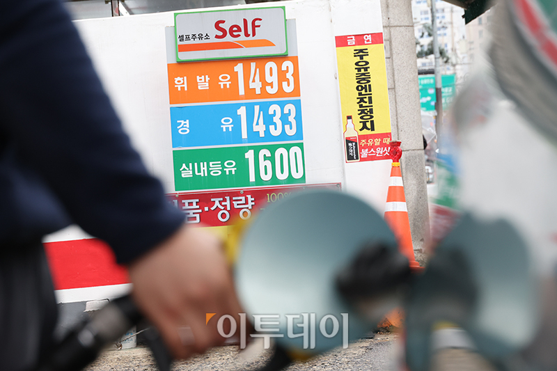 ▲국내 주유소 휘발유·경유 판매가격이 15주 연속 하락했다. 21일 한국석유공사 유가정보시스템 오피넷에 따르면 1월 셋째 주 전국 주유소의 휘발유 평균 판매가격은 전주보다 6.0원 내린 리터(ℓ)당 1564.2원으로 집계됐다. 경유 평균 판매가는 전주보다 8.0원 하락한 리터(ℓ)당 1474.7원을 나타냈다. 사진은 서울의 한 주유소 모습. 고이란 기자 photoeran@