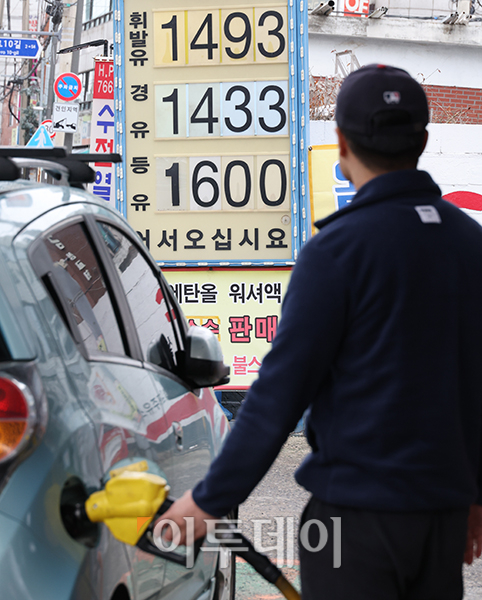 ▲국내 주유소 휘발유·경유 판매가격이 15주 연속 하락했다. 21일 한국석유공사 유가정보시스템 오피넷에 따르면 1월 셋째 주 전국 주유소의 휘발유 평균 판매가격은 전주보다 6.0원 내린 리터(ℓ)당 1564.2원으로 집계됐다. 경유 평균 판매가는 전주보다 8.0원 하락한 리터(ℓ)당 1474.7원을 나타냈다. 사진은 서울의 한 주유소 모습. 고이란 기자 photoeran@