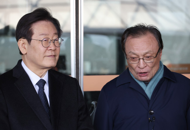 ▲<YONHAP PHOTO-2597> 발언하는 이해찬 전 대표    (서울=연합뉴스) 신준희 기자 = 더불어민주당 이해찬 전 대표(오른쪽)가 21일 서울 여의도 한 식당에서 이재명 대표와 회동한 뒤 브리핑을 하고 있다. 2024.1.21     hama@yna.co.kr/2024-01-21 14:23:45/<저작권자 ⓒ 1980-2024 ㈜연합뉴스. 무단 전재 재배포 금지, AI 학습 및 활용 금지>
