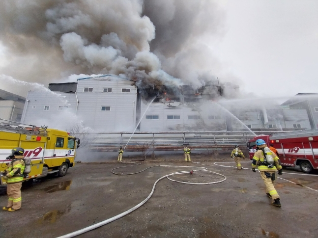 ▲21일 오전 10시44분께 인천시 서구 가좌동 산업단지 공장에서 큰 불이 발생해 소방당국이 대응 1단계를 내리고 진화작업 중이다.  (사진제공=인천소방본부)
