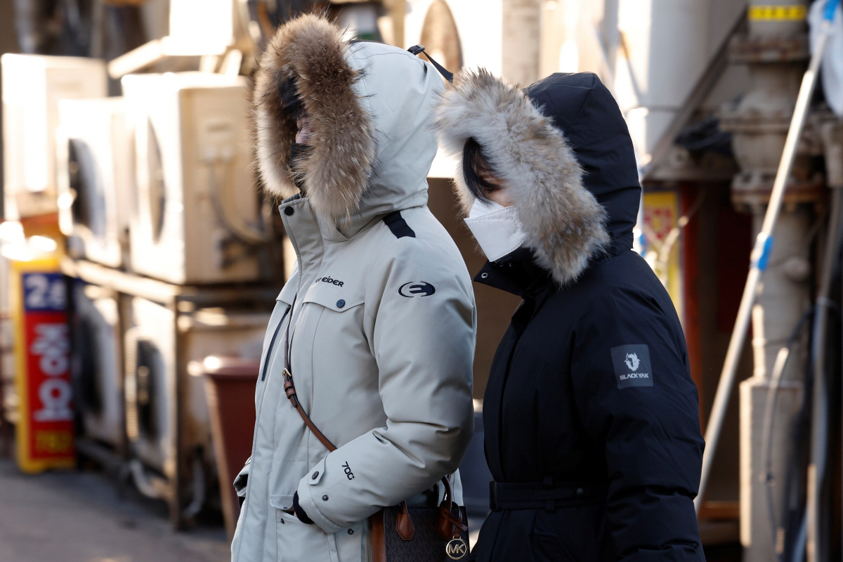 ▲서울 아침 최저기온이 영하 7도를 기록하는 등 강추위가 찾아온 15일 오전 서울 영등포구 여의도역 일대에서 두꺼운 외투를 입은 직장인들이 출근길 발걸음을 재촉하고 있다. (조현호 기자 hyunho@)
