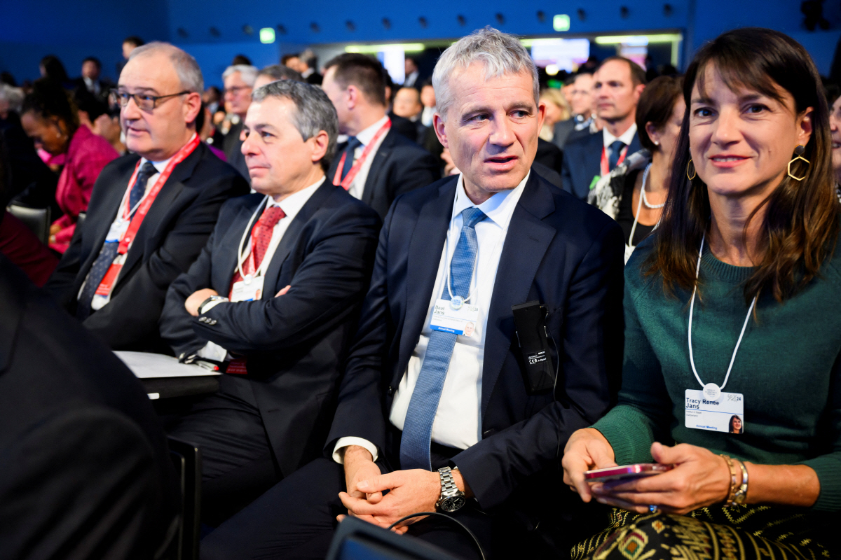 ▲기 파르믈랭(가운데) 스위스 경제부 장관이 16일 세계경제포럼(WEF·다보스포럼) 총회에 참석하고 있다. 다보스(스위스)/로이터연합뉴스