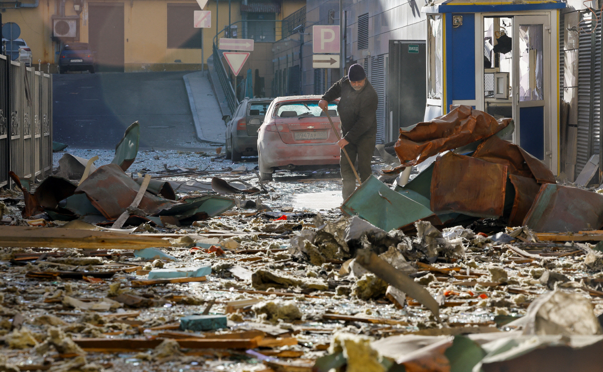 ▲우크라이나군이 1일(현지시간) 러시아가 통제 중인 우크라이나 도네츠크 중심부를 포격한 뒤 한 남성이 잔해를 치우고 있다. 도네츠크/로이터연합뉴스
