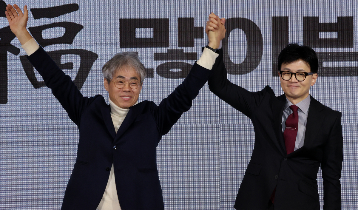 ▲한동훈 국민의힘 비상대책위원장이 17일 오전 서울 마포구 케이터틀에서 열린 2024 국민의힘 서울시당 신년인사회에서 서울 마포을 출마하는 김경률 국민의힘 비대위원을 소개하고 있다. (뉴시스)