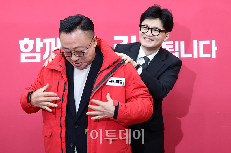 ▲한동훈(오른쪽) 국민의힘 비상대책위원장이 22일 서울 여의도 국회에서 열린 인재영입 환영식에서 고동진 전 삼성전자 사장에게 당 점퍼를 입혀주고 있다. 고이란 기자 photoeran@