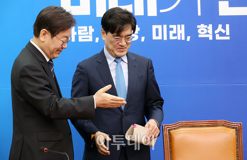 ▲이재명(왼쪽) 더불어민주당 대표가 22일 서울 여의도 국회에서 열린 인재 영입식에서 공영운 전 현대차 사장이에게 자리를 안내하고 있다. 고이란 기자 photoeran@