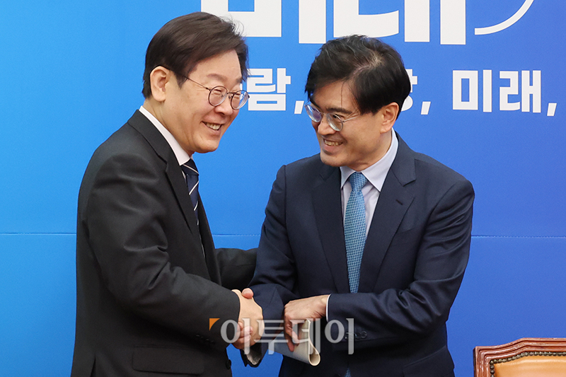 ▲이재명(왼쪽) 더불어민주당 대표와 공영운 전 현대차 사장이 22일 서울 여의도 국회에서 열린 인재 영입식에서 인사하고 있다. 고이란 기자 photoeran@