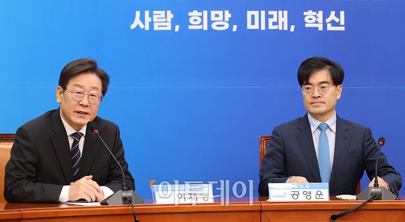 ▲이재명 더불어민주당 대표가 22일 서울 여의도 국회에서 열린 인재 영입식에 발언을 하고 있다. 오른쪽은 공영운 전 현대차 사장. 고이란 기자 photoeran@