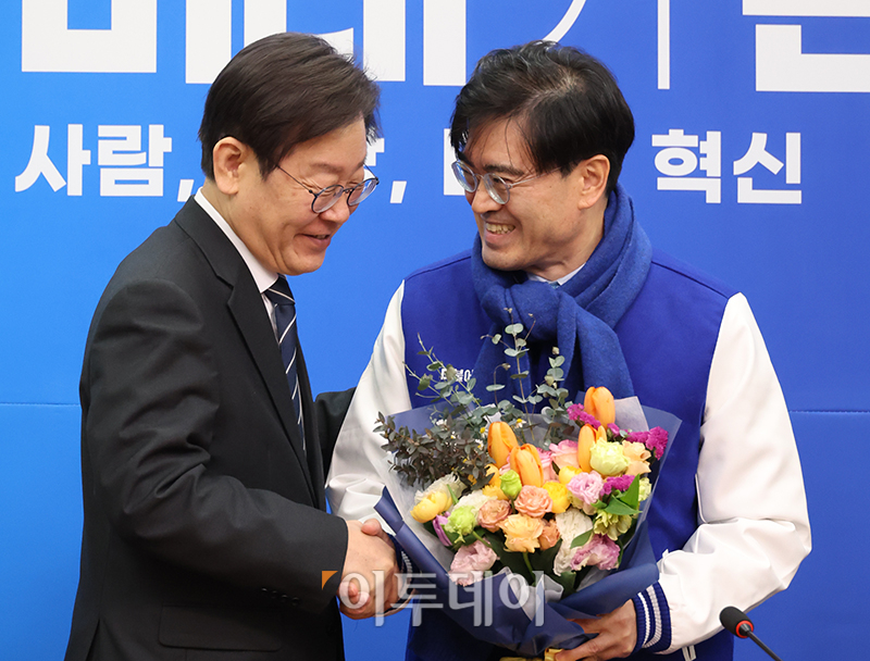 ▲이재명(왼쪽) 더불어민주당 대표와 공영운 전 현대차 사장이 22일 서울 여의도 국회에서 열린 인재 영입식에서 악수하고 있다. 고이란 기자 photoeran@