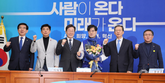 ▲더불어민주당 이재명 대표가 22일 국회에서 열린 9차 인재 영입식에서 인재영입인사인 공영운 전 현대자동차 사장과 기념촬영을 하고 있다. 왼쪽부터 정일영 의원, 김병욱 의원, 이 대표, 공 전 사장, 정성호 의원, 김성환 인재영입위 간사. (연합뉴스)