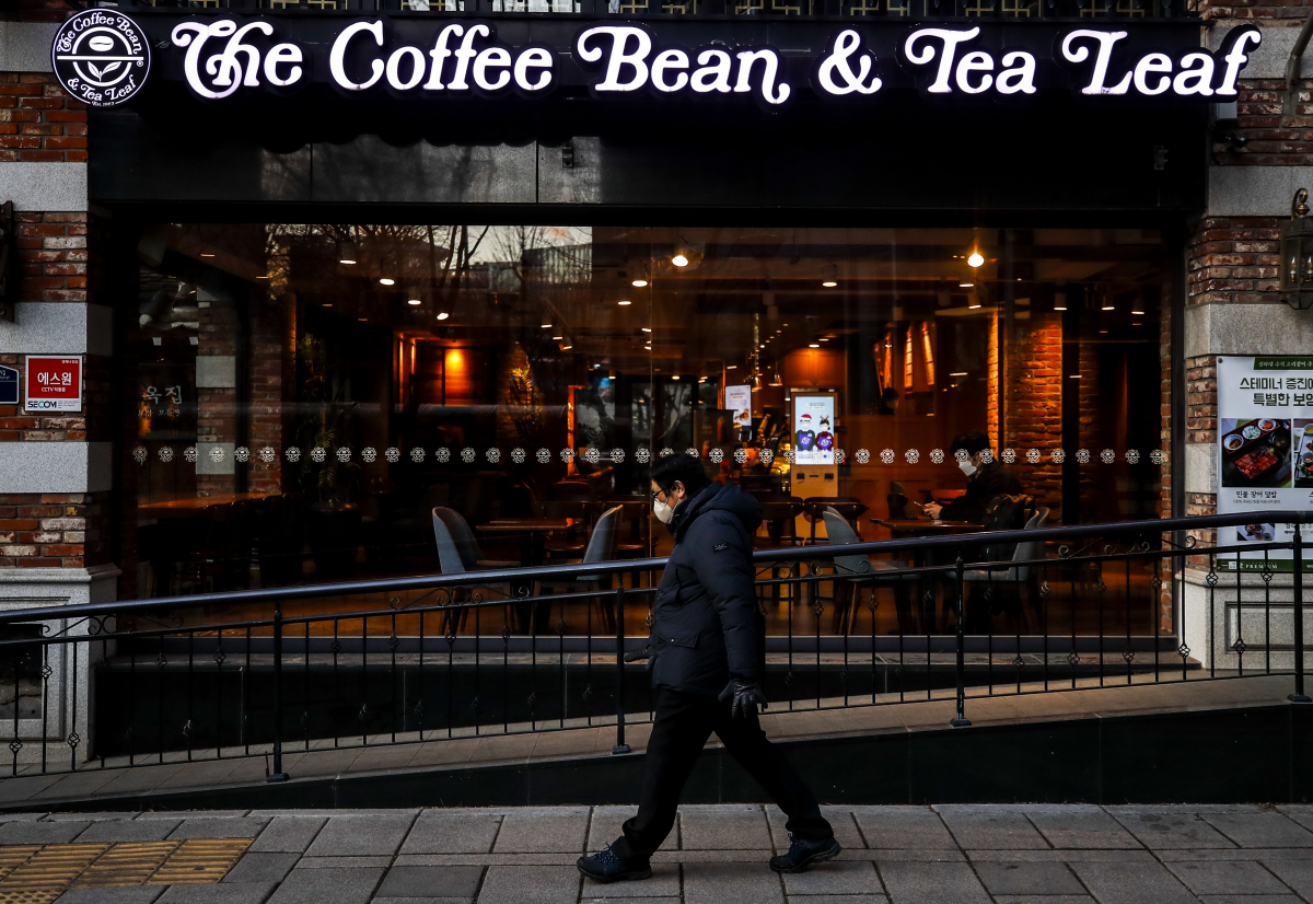 ▲서울 시내 커피빈 앞에서 시민들이 이동하고 있다. (사진제공=뉴시스)