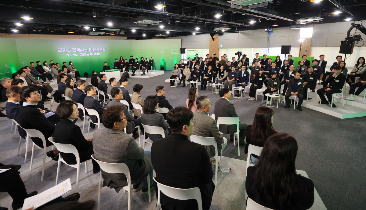 ▲윤석열 대통령을 대신해 방기선 국무조정실장이 22일 서울 동대문구 한국콘텐츠진흥원 홍릉콘텐츠인재캠퍼스에서 열린 '국민과 함께하는 민생토론회 - 다섯 번째, 생활규제 개혁'에 참석, 영상 자료를 보고 있다. 대통령실은 "윤 대통령이 아침부터 목이 잠기고 감기 기운이 있다"며 "대중이 모이는 공개 행사에서 말씀하기가 적절치 않은 것 같아서 가지 않기로 했다"고 밝혔다. (연합뉴스)