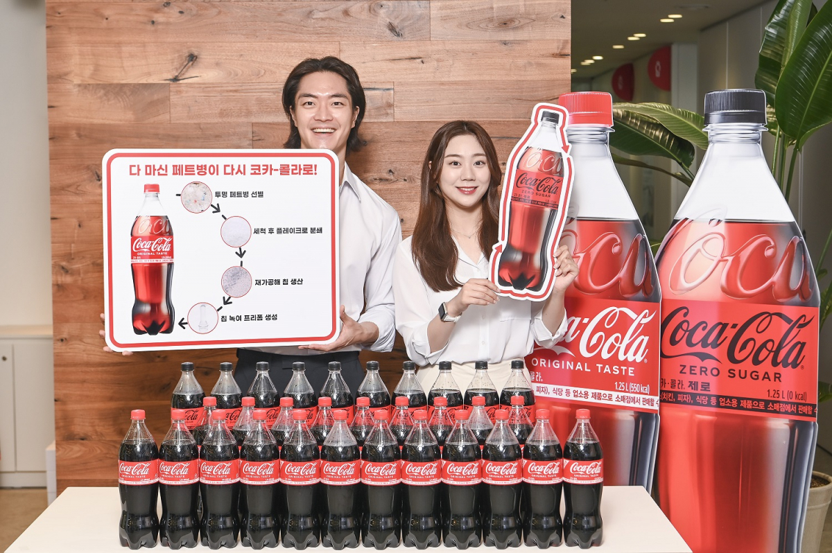 ▲코카-콜라사는 지난해 5월 31일 재생 플라스틱을 10% 사용한 재생 페트(r-PET) 제품 ‘코카-콜라 재생 보틀’을 출시했다. ‘코카-콜라 재생 보틀’은 투명 음료 페트병을 재활용한 재생 원료를 사용해 만든 재생 페트 제품이다. (사진제공=코카콜라사)