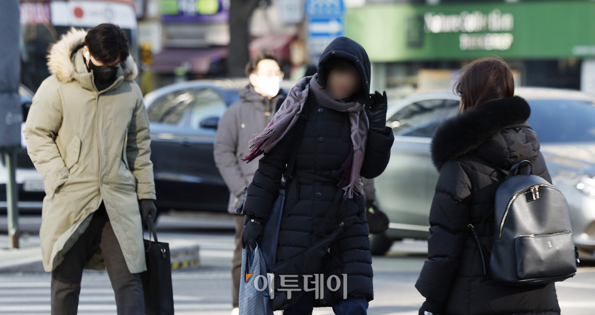 ▲서울 아침 최저기온이 영하 14도를 기록하는 등 강추위가 계속된 23일 서울 종로구 광화문역 일대에서 두꺼운 외투를 입은 시민들이 발걸음을 재촉하고 있다. 조현호 기자 hyunho@