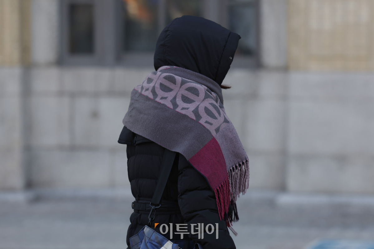 ▲서울 아침 최저기온이 영하 14도를 기록하는 등 강추위가 계속된 23일 서울 종로구 광화문역 일대에서 두꺼운 외투를 입은 시민들이 발걸음을 재촉하고 있다. 조현호 기자 hyunho@