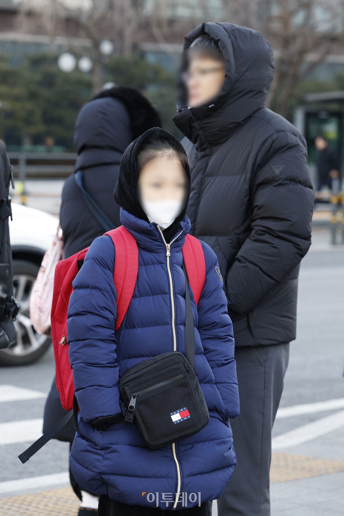 ▲서울 아침 최저기온이 영하 14도를 기록하는 등 강추위가 계속된 23일 서울 종로구 광화문역 일대에서 두꺼운 외투를 입은 시민들이 횡단보도 신호를 기다리고 있다. 조현호 기자 hyunho@