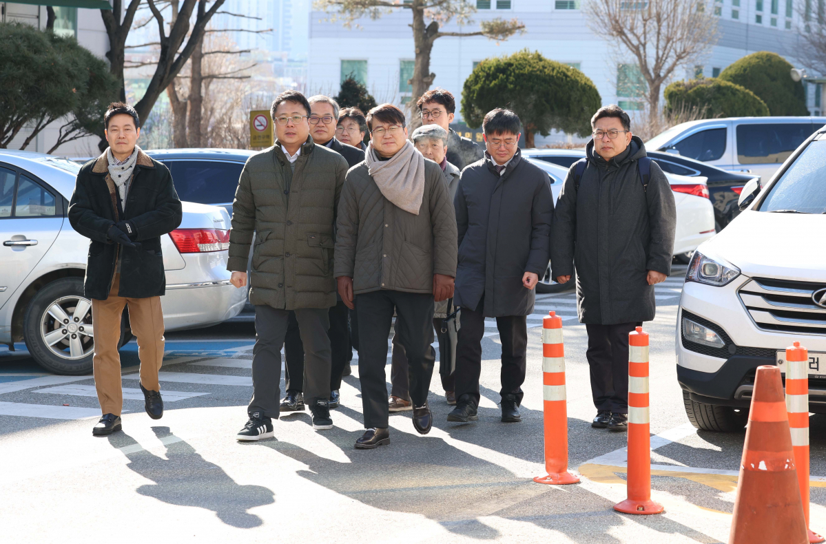 ▲23일 경기 성남시 수원지방법원 성남지원에서 열린 카카오의 포털 다음 ‘뉴스 검색 차별중지’ 가처분 심문기일에 정경민 한국인터넷신문협회 비상대책위원회 위원장, 강혁 대변인 등 인신협 비대위 관계자들이 참석하고 있다. 인신협 주도로 지난달 26일 ‘포털 불공정행위 근절 범언론대책위원회(범대책위)’가 발족됐으며, 인신협은 카카오 포털 다음이 검색제휴사의 뉴스가 검색에서 배제되도록 기본값을 변경한 것과 관련해 불공정 거래행위를 하고 있다고 주장하고 있다. 신태현 기자 holjjak@